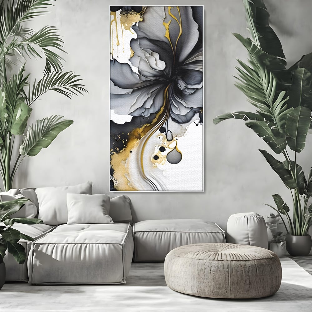 Tablou canvas cu tablou abstract cu floare neagra si accente aurii, in rama de aluminiu argintiu, pe perete intr-un living